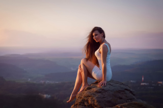 Girl with long Legs in White Dress - Obrázkek zdarma 