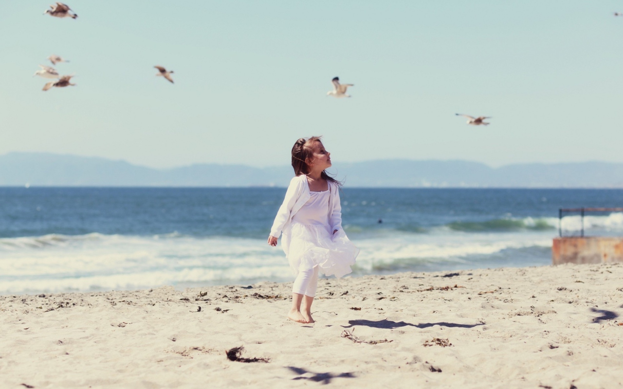 Screenshot №1 pro téma Little Girl At Beach And Seagulls 1280x800