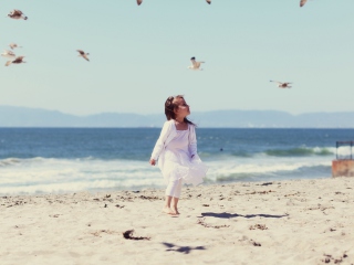 Screenshot №1 pro téma Little Girl At Beach And Seagulls 320x240