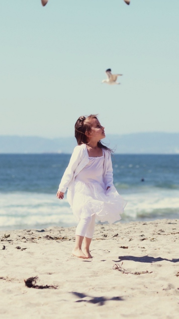 Das Little Girl At Beach And Seagulls Wallpaper 360x640
