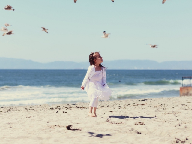 Little Girl At Beach And Seagulls screenshot #1 640x480