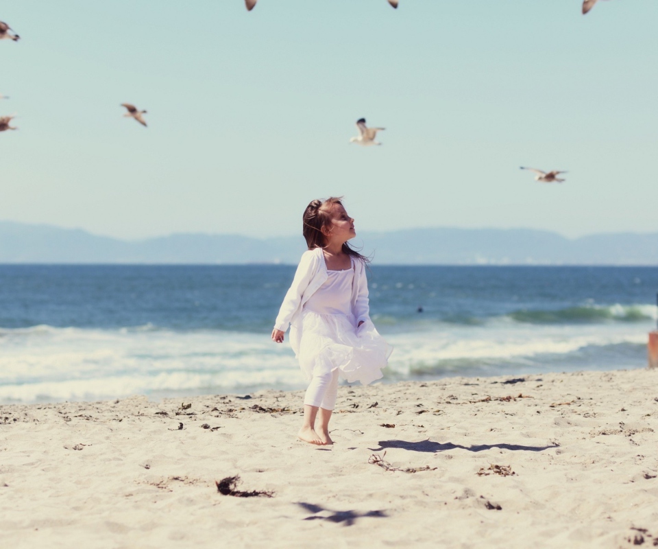 Little Girl At Beach And Seagulls screenshot #1 960x800