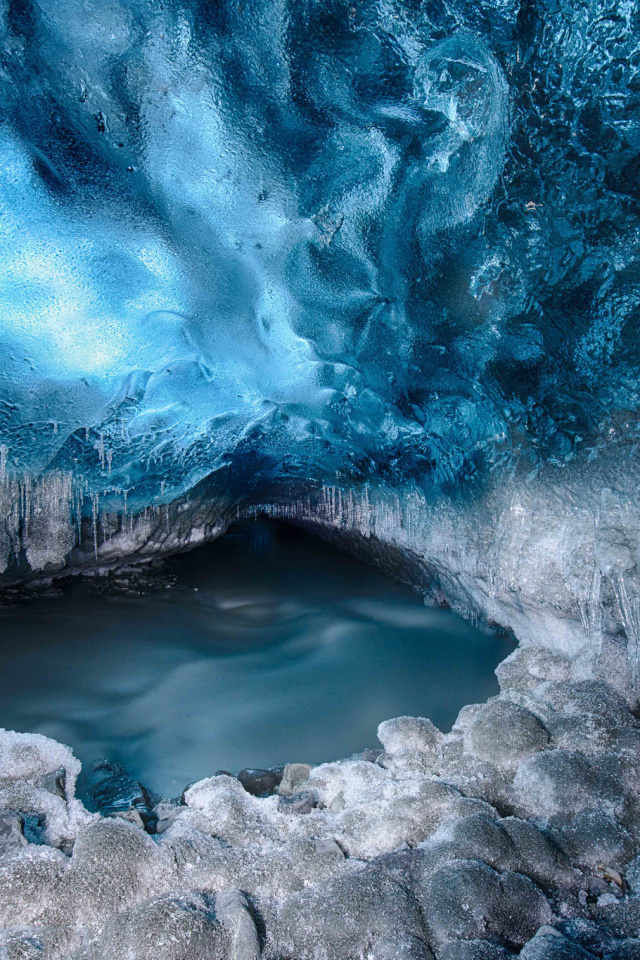 Обои Tunnel in Iceberg Cave 640x960