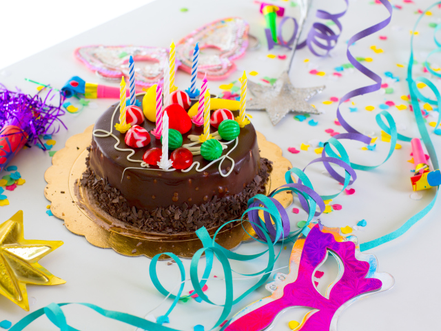 Обои Birthday Cake With Candles 640x480