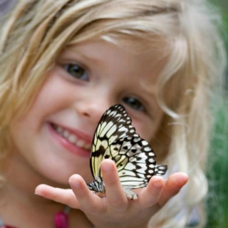 Картинка Little Girl And Butterfly для телефона и на рабочий стол 1024x1024