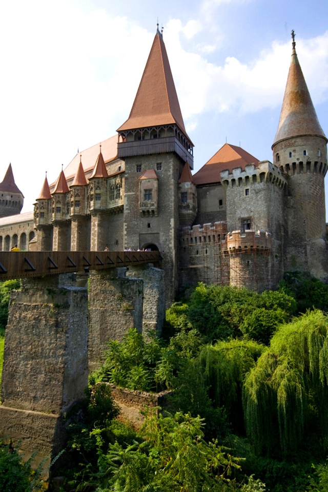 Screenshot №1 pro téma Corvin Castle in Romania, Transylvania 640x960