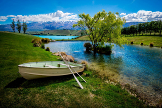 Kostenloses Boat on Mountain River Wallpaper für Android, iPhone und iPad