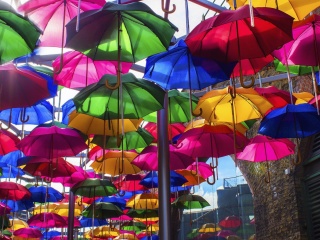 Fondo de pantalla Umbrellas Street 320x240