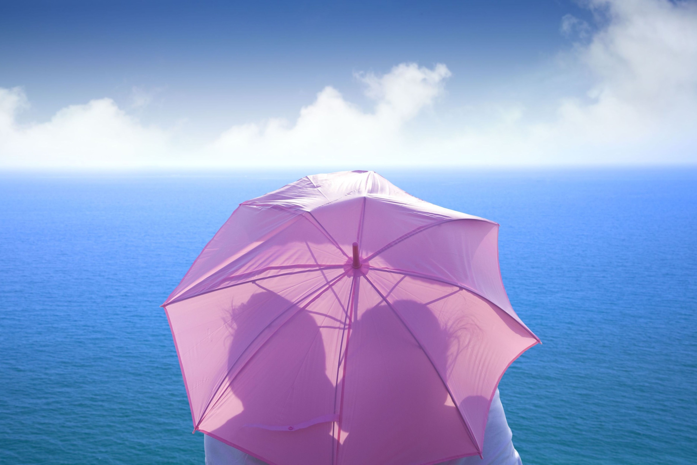 Screenshot №1 pro téma Romance Behind Pink Umbrella 2880x1920