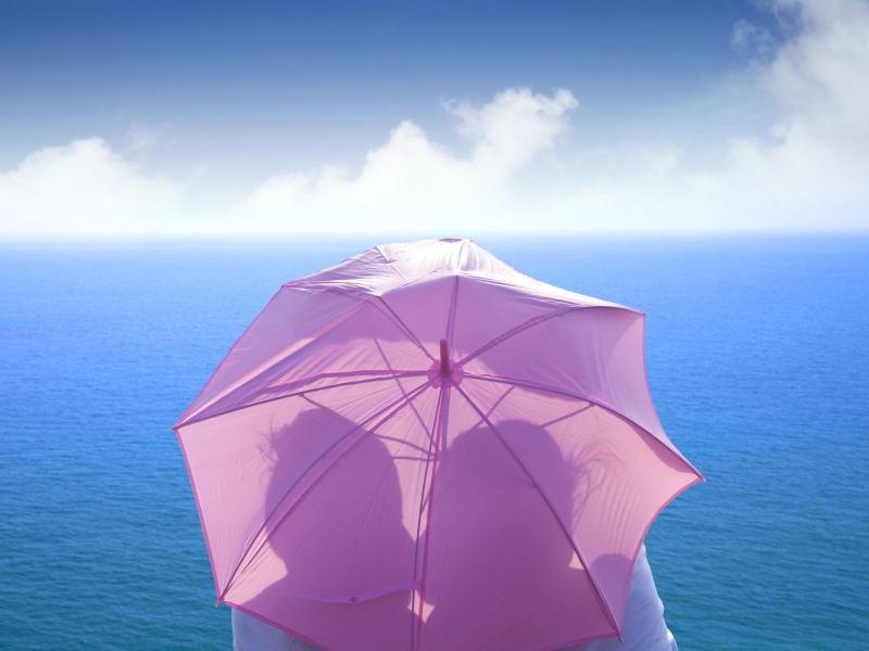 Sfondi Romance Behind Pink Umbrella 800x600