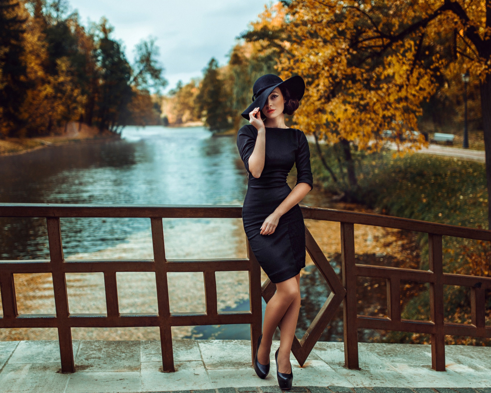 Das Fit Autumn Lady Wallpaper 1600x1280