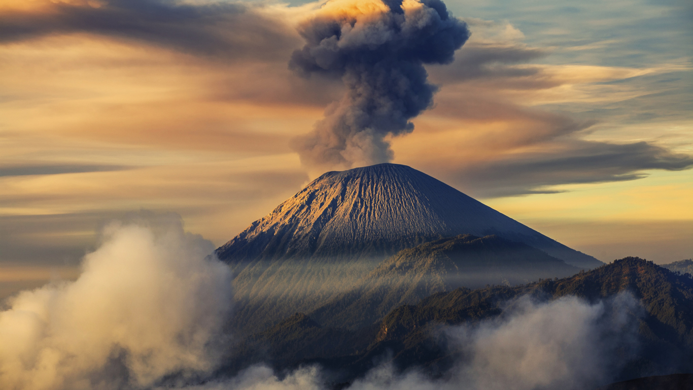 Das Volcano In Indonesia Wallpaper 1366x768