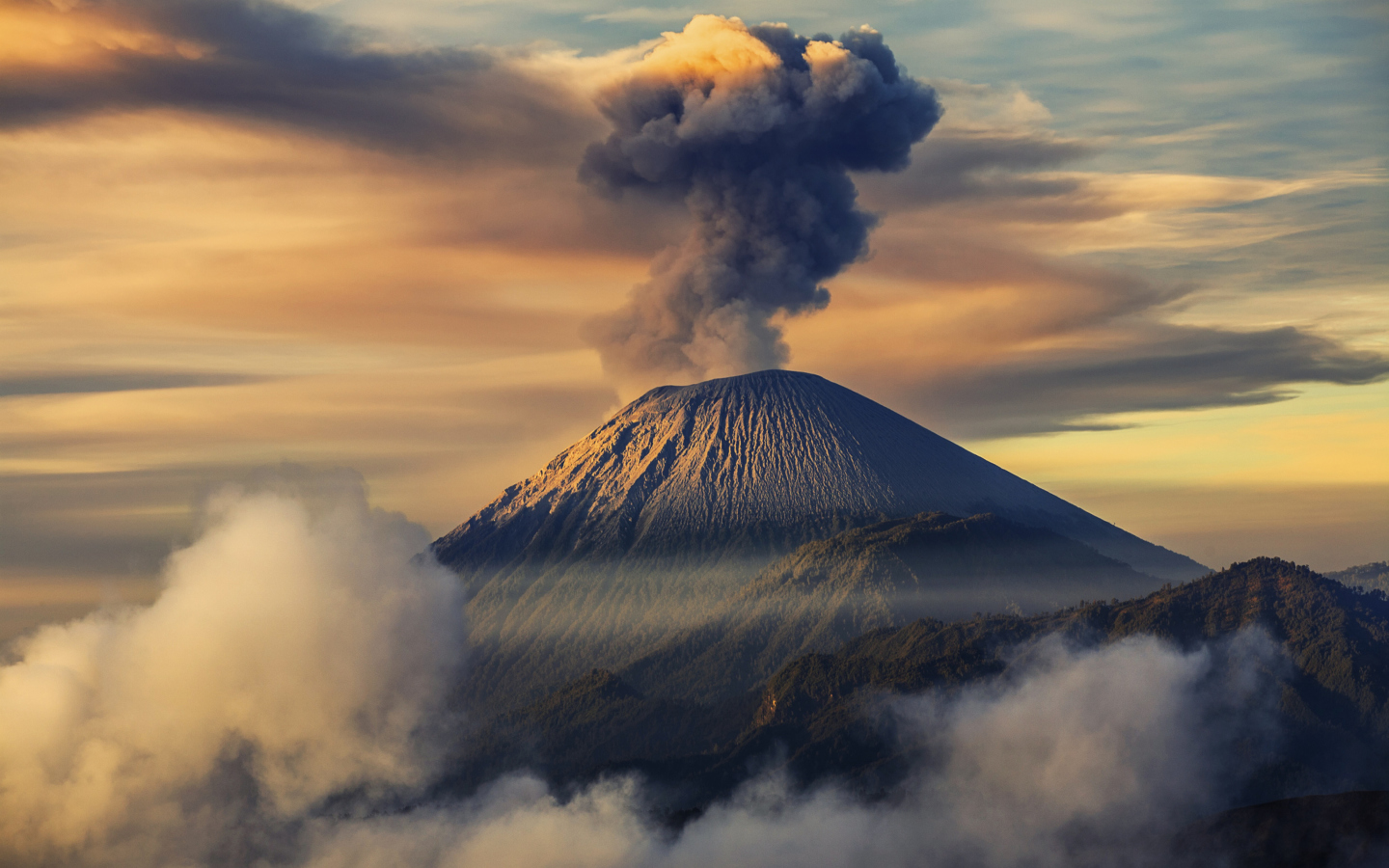 Das Volcano In Indonesia Wallpaper 1440x900