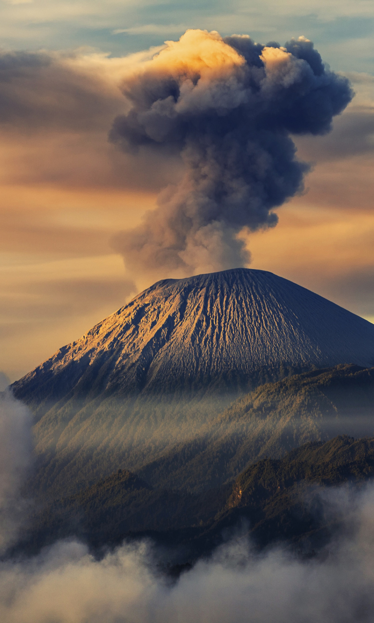 Das Volcano In Indonesia Wallpaper 768x1280