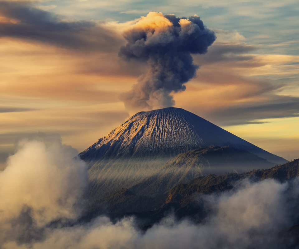Fondo de pantalla Volcano In Indonesia 960x800