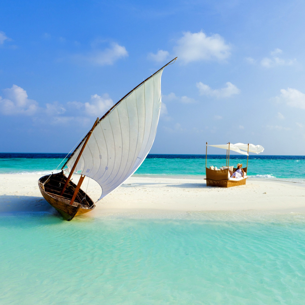 Fondo de pantalla Beautiful beach leisure on Maldives 1024x1024