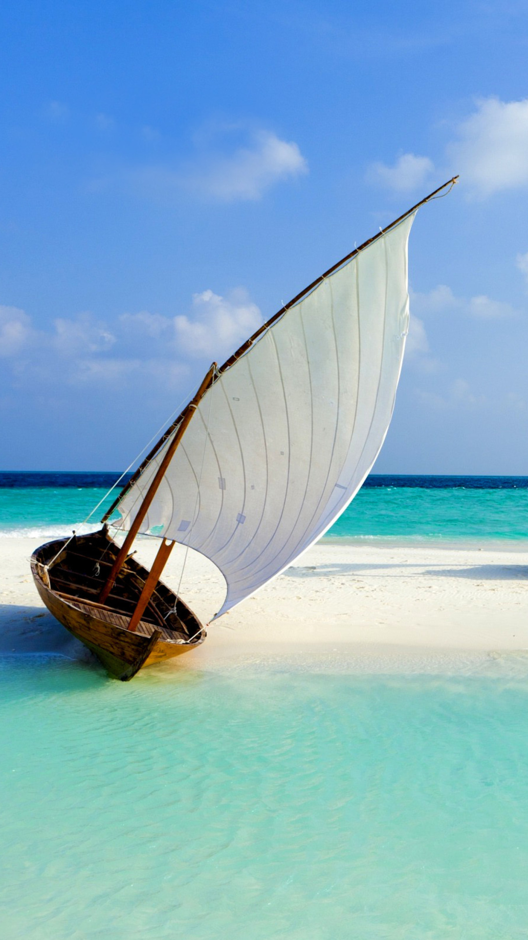 Fondo de pantalla Beautiful beach leisure on Maldives 1080x1920