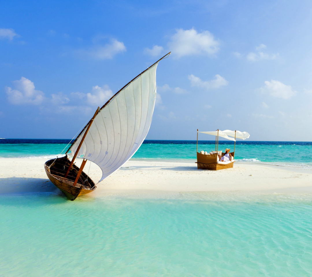 Обои Beautiful beach leisure on Maldives 1080x960