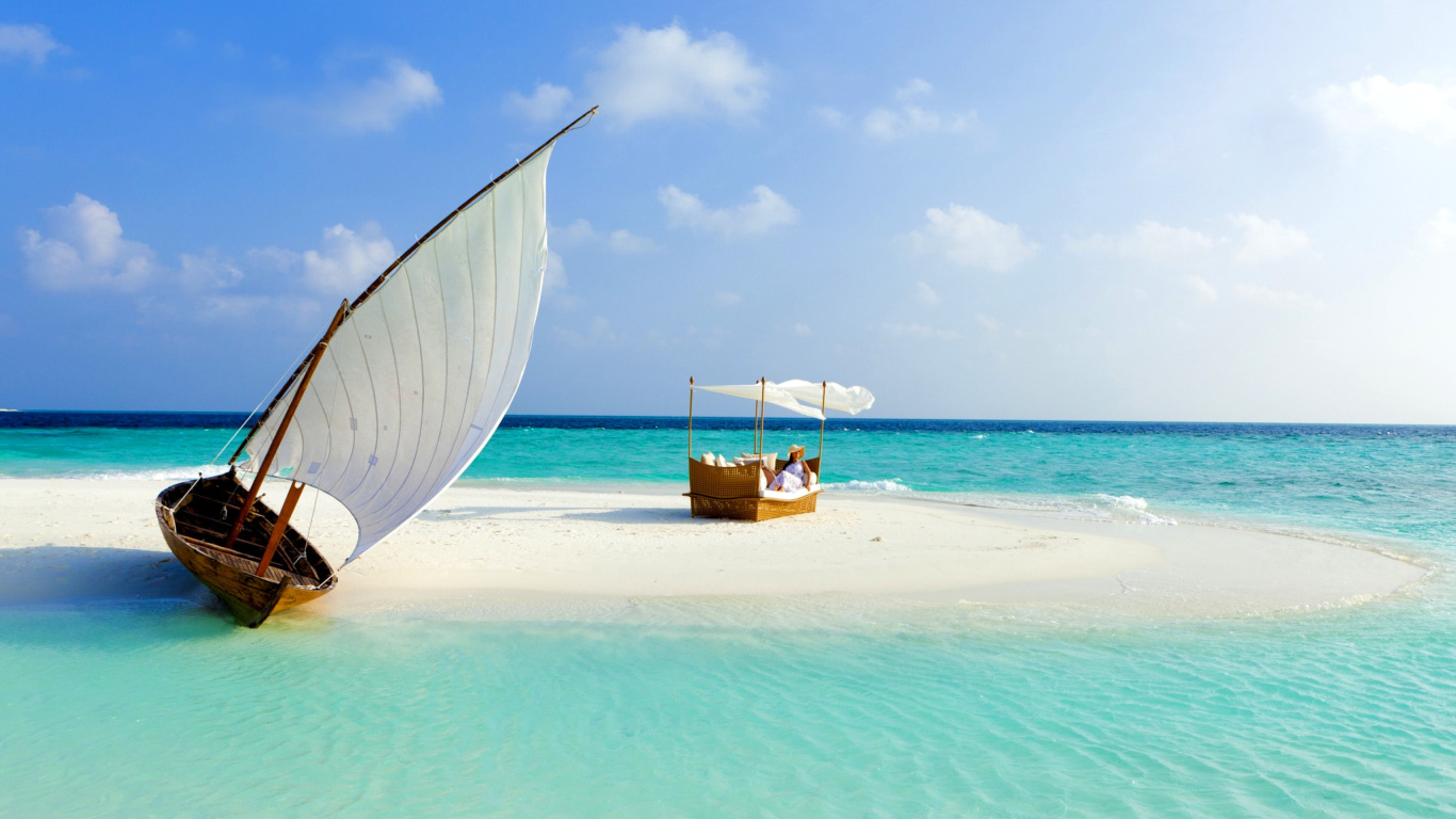 Screenshot №1 pro téma Beautiful beach leisure on Maldives 1366x768