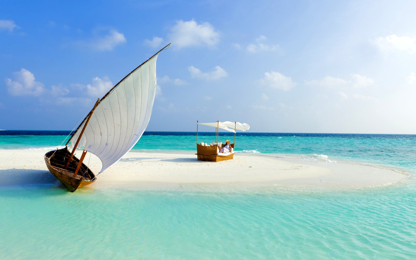 Обои Beautiful beach leisure on Maldives 1680x1050
