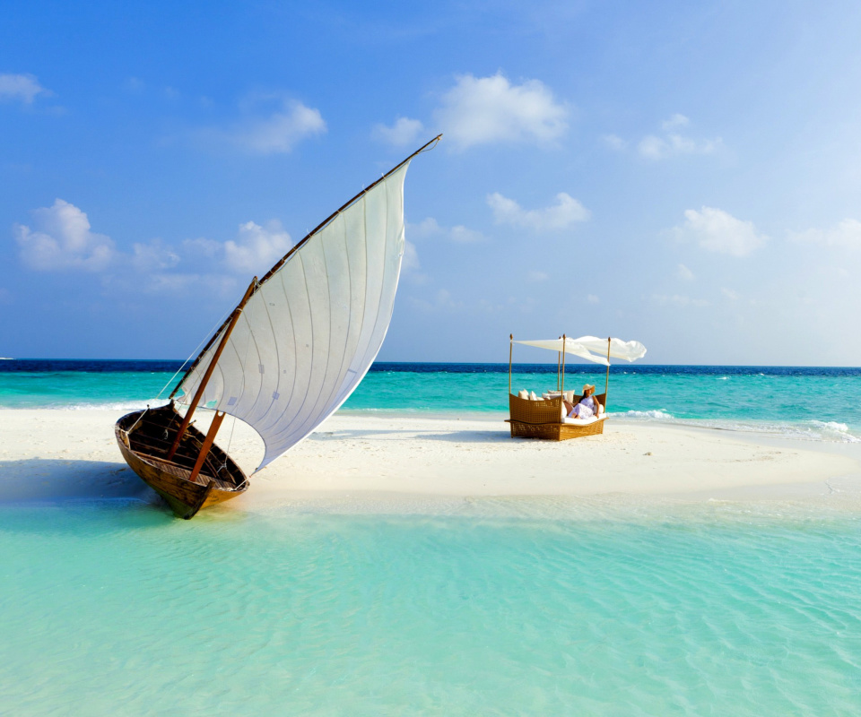 Обои Beautiful beach leisure on Maldives 960x800