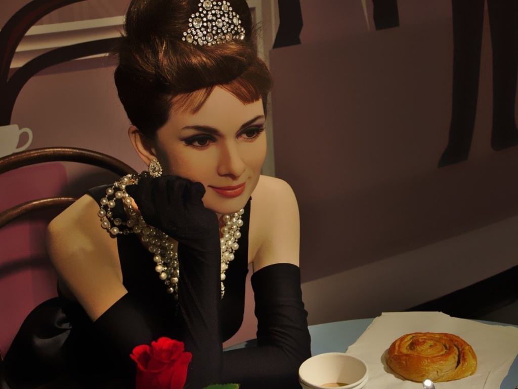Sfondi Breakfast at Tiffanys Audrey Hepburn 1024x768