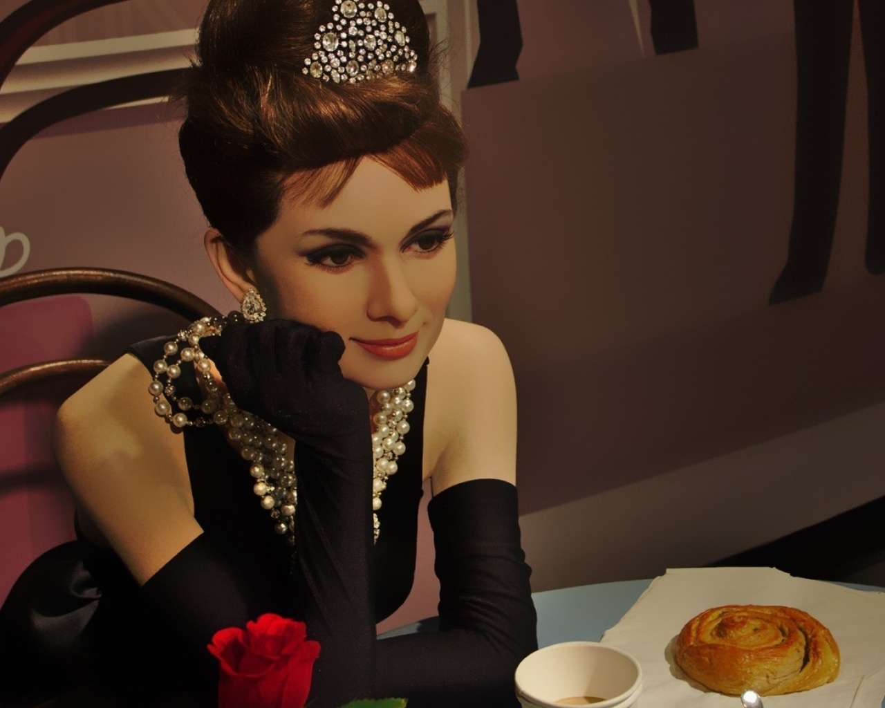 Sfondi Breakfast at Tiffanys Audrey Hepburn 1280x1024