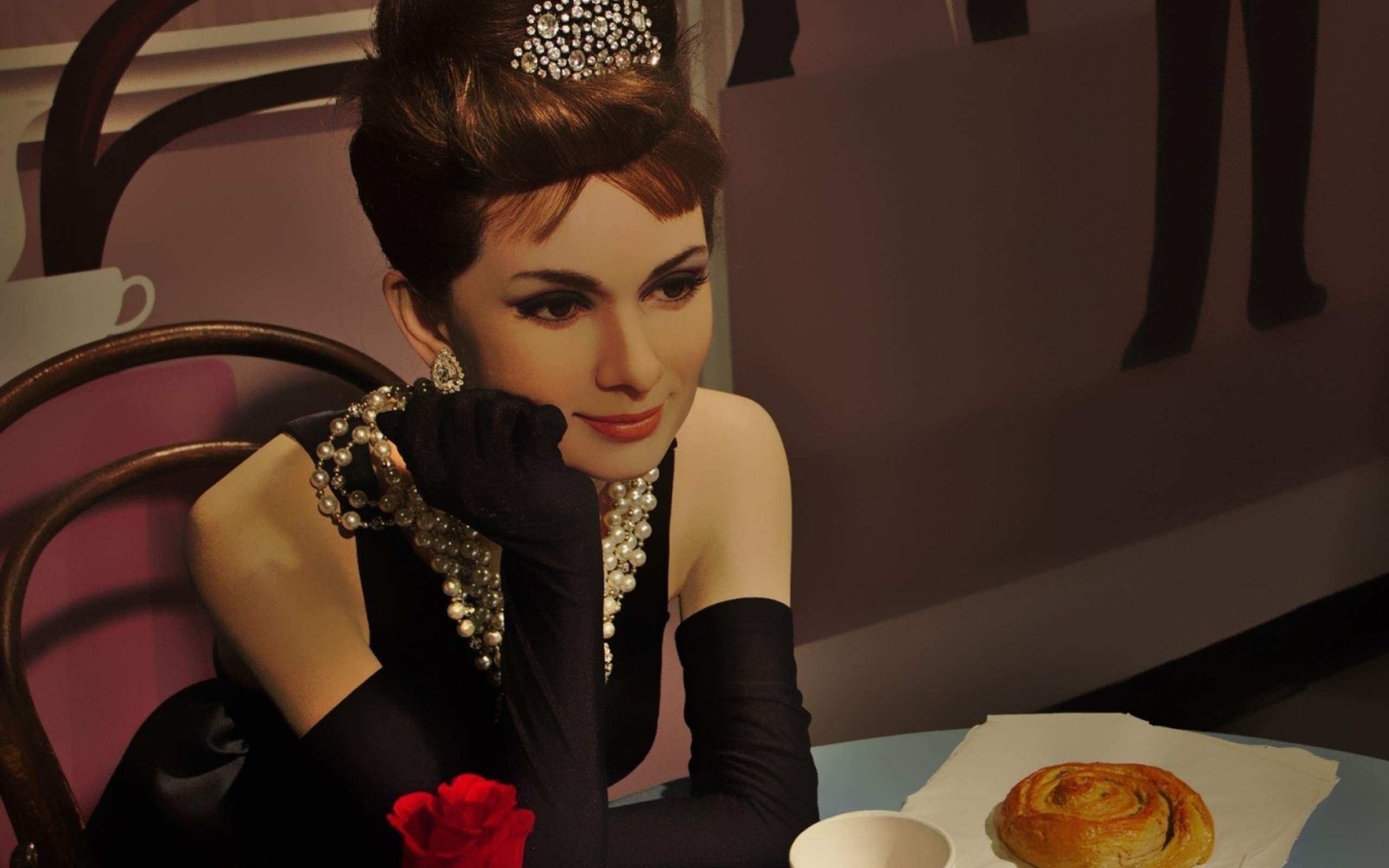 Fondo de pantalla Breakfast at Tiffanys Audrey Hepburn 2560x1600