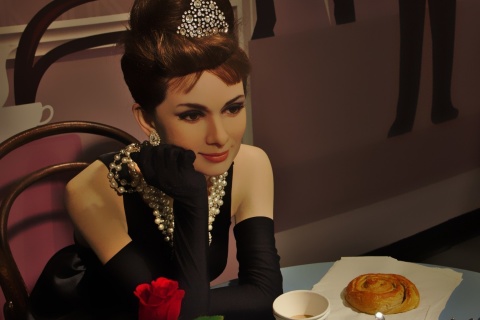 Sfondi Breakfast at Tiffanys Audrey Hepburn 480x320