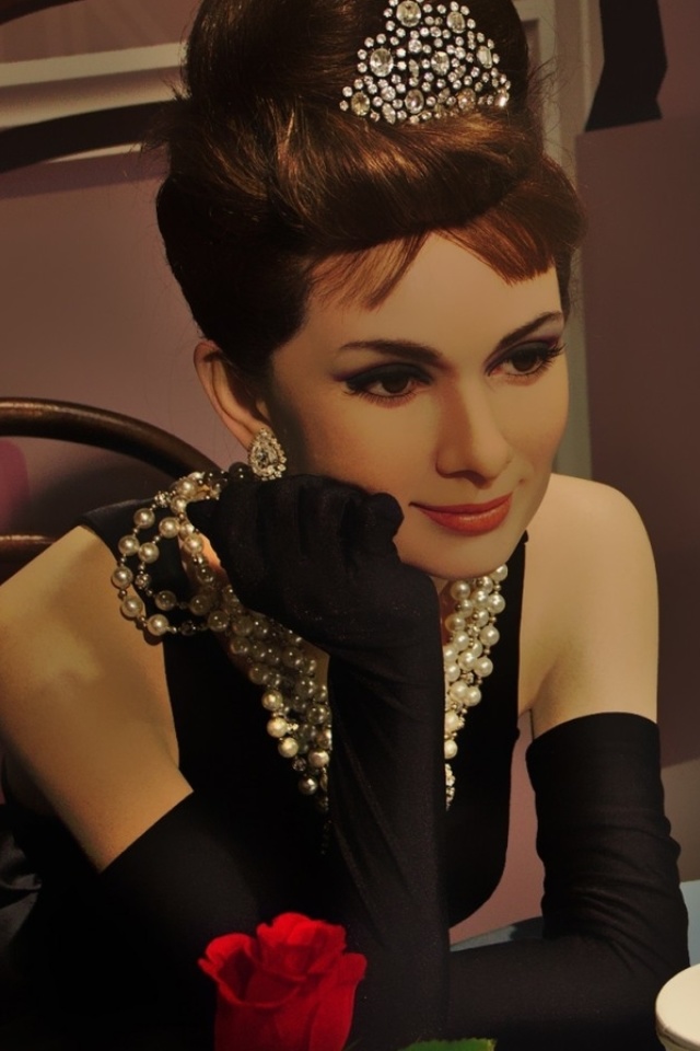 Fondo de pantalla Breakfast at Tiffanys Audrey Hepburn 640x960