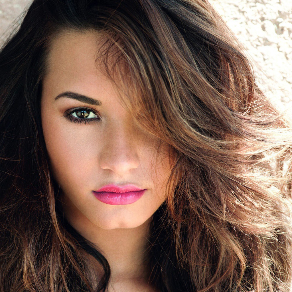 Обои Demi Lovato Pink Lips 1024x1024