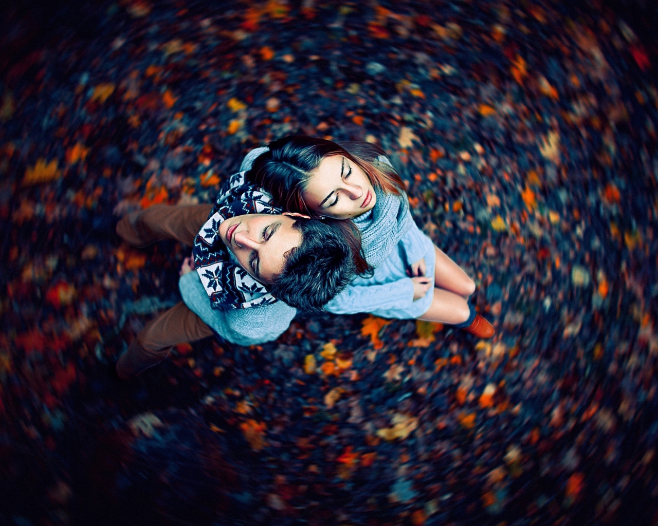 Sfondi Autumn Couple's Portrait 1280x1024