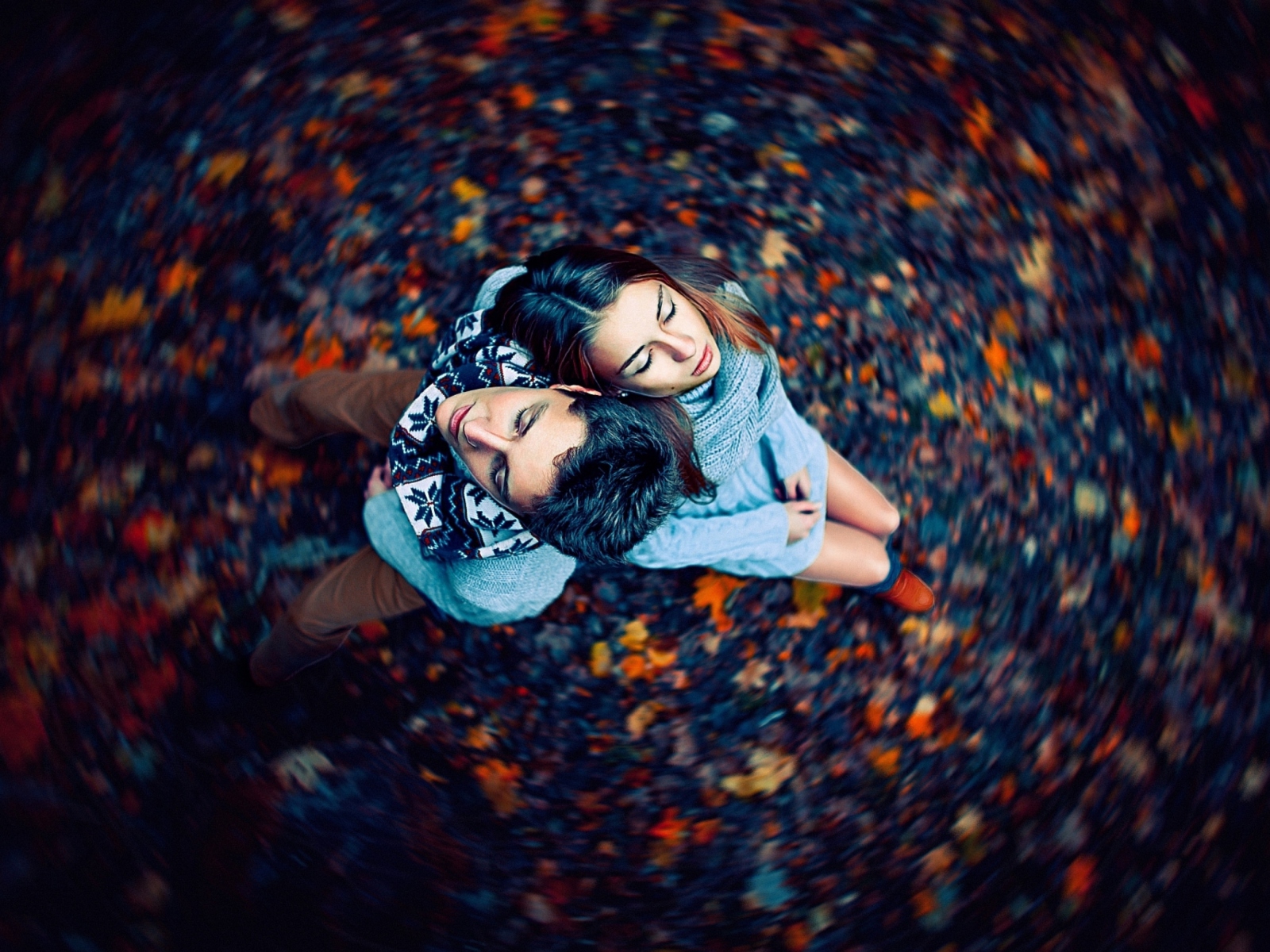 Autumn Couple's Portrait wallpaper 1600x1200