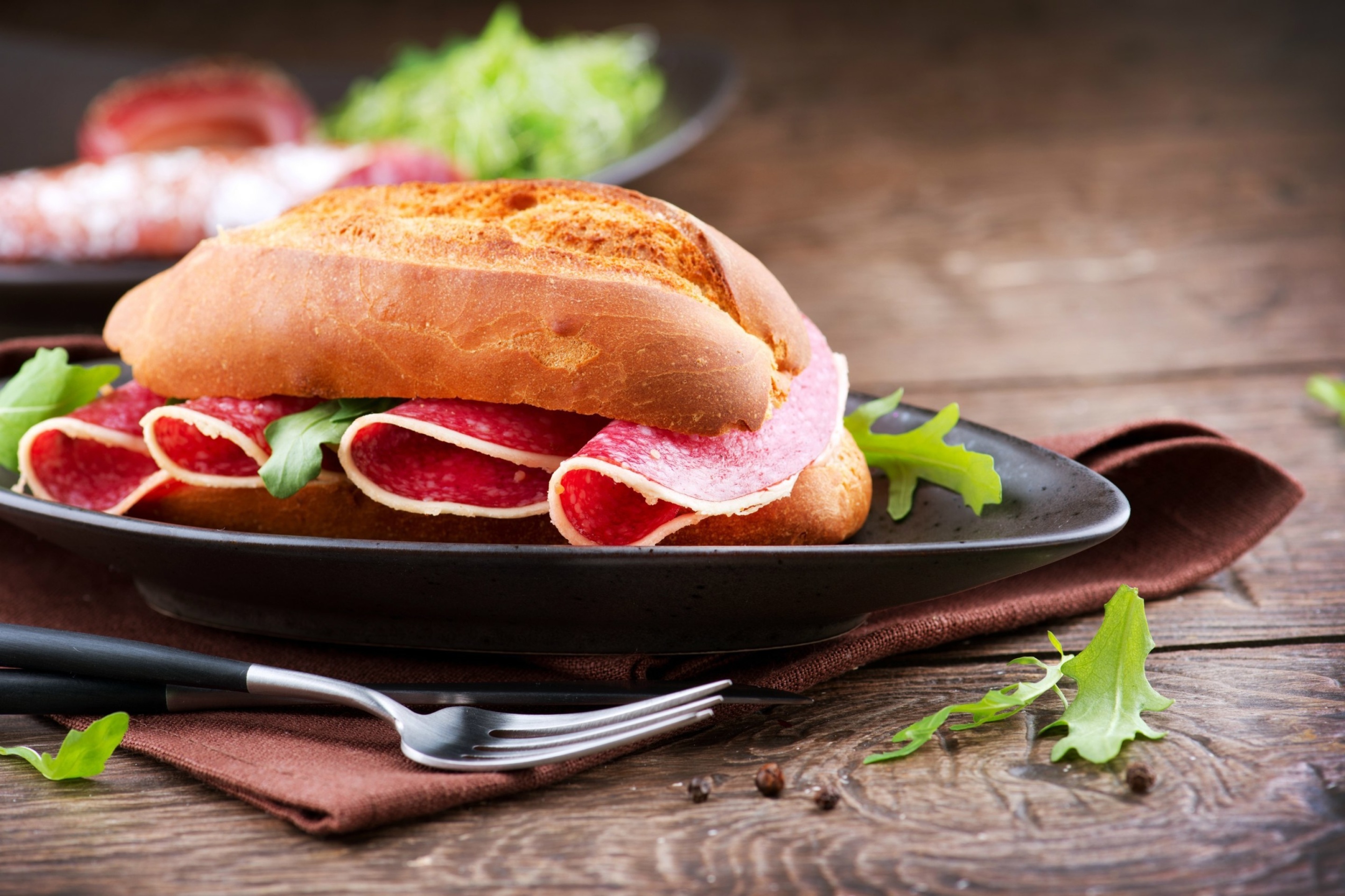 Das Sandwich with salami Wallpaper 2880x1920