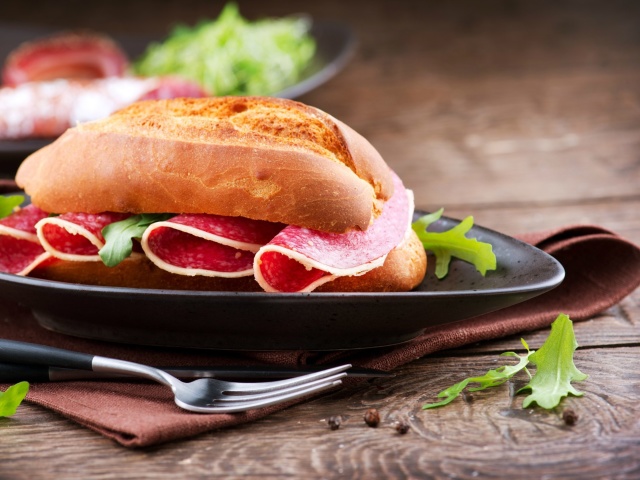 Das Sandwich with salami Wallpaper 640x480