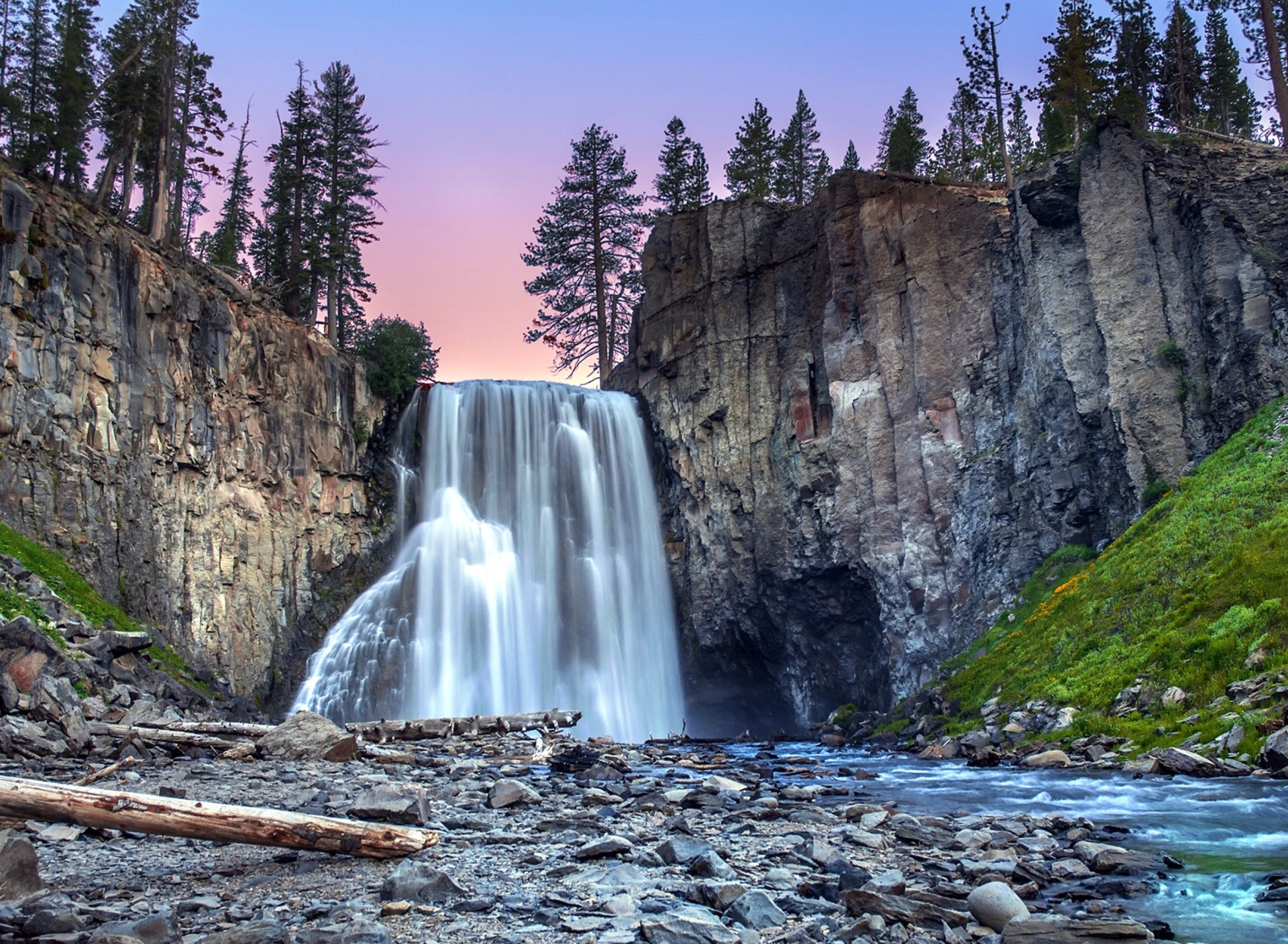 Sfondi Waterfall in forest 1920x1408