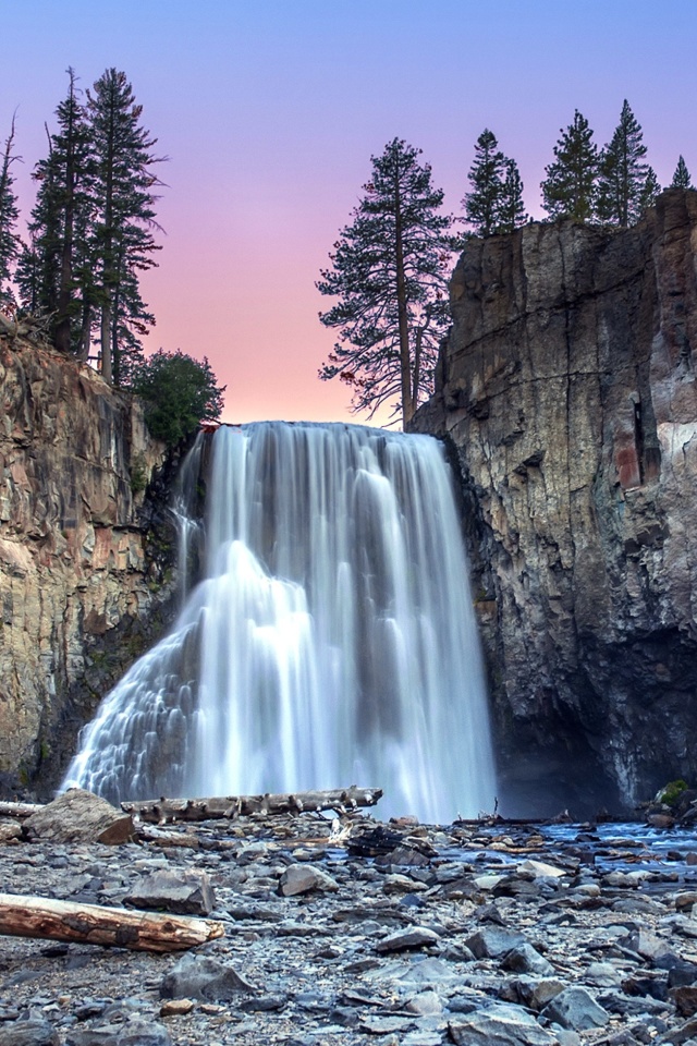 Fondo de pantalla Waterfall in forest 640x960