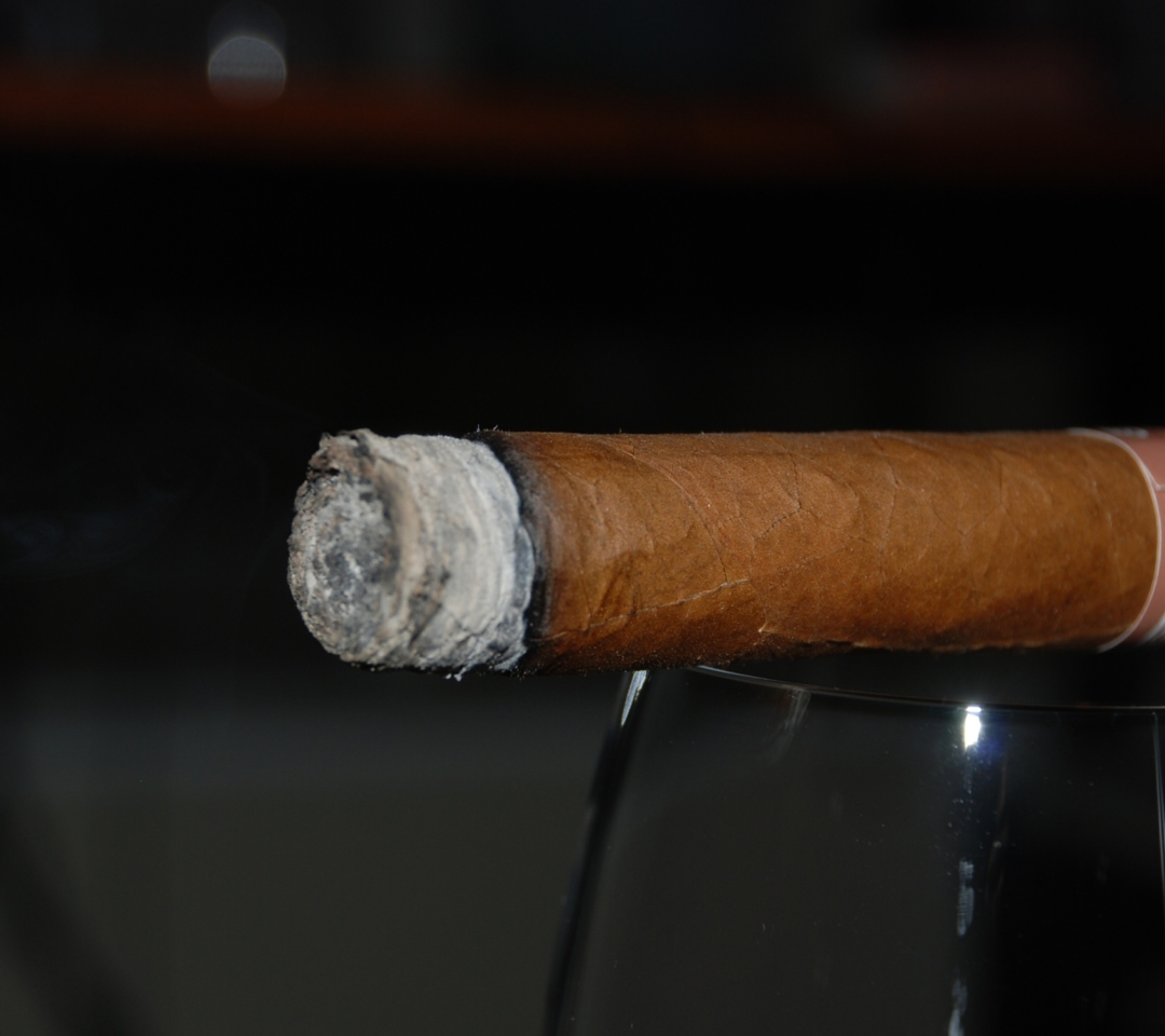 Обои Cigar 1080x960