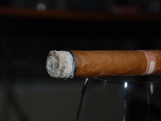 Fondo de pantalla Cigar 320x240