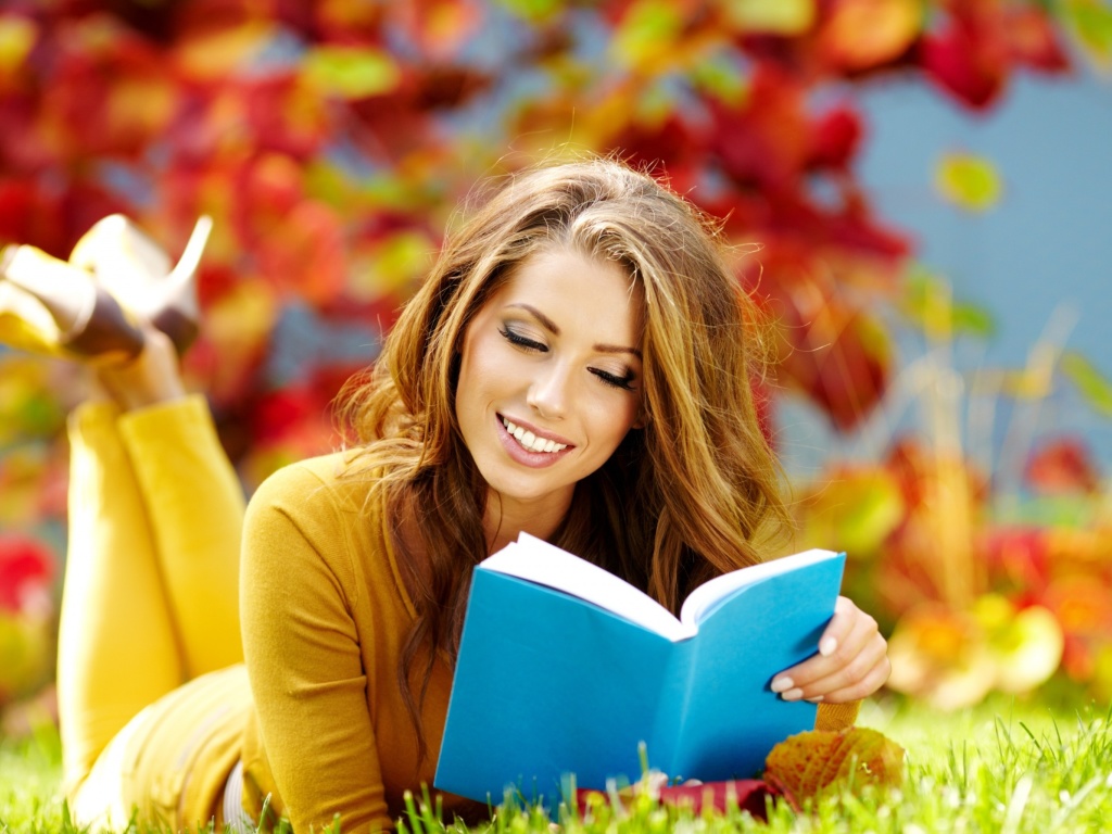 Fondo de pantalla Girl Reading Book in Autumn Park 1024x768