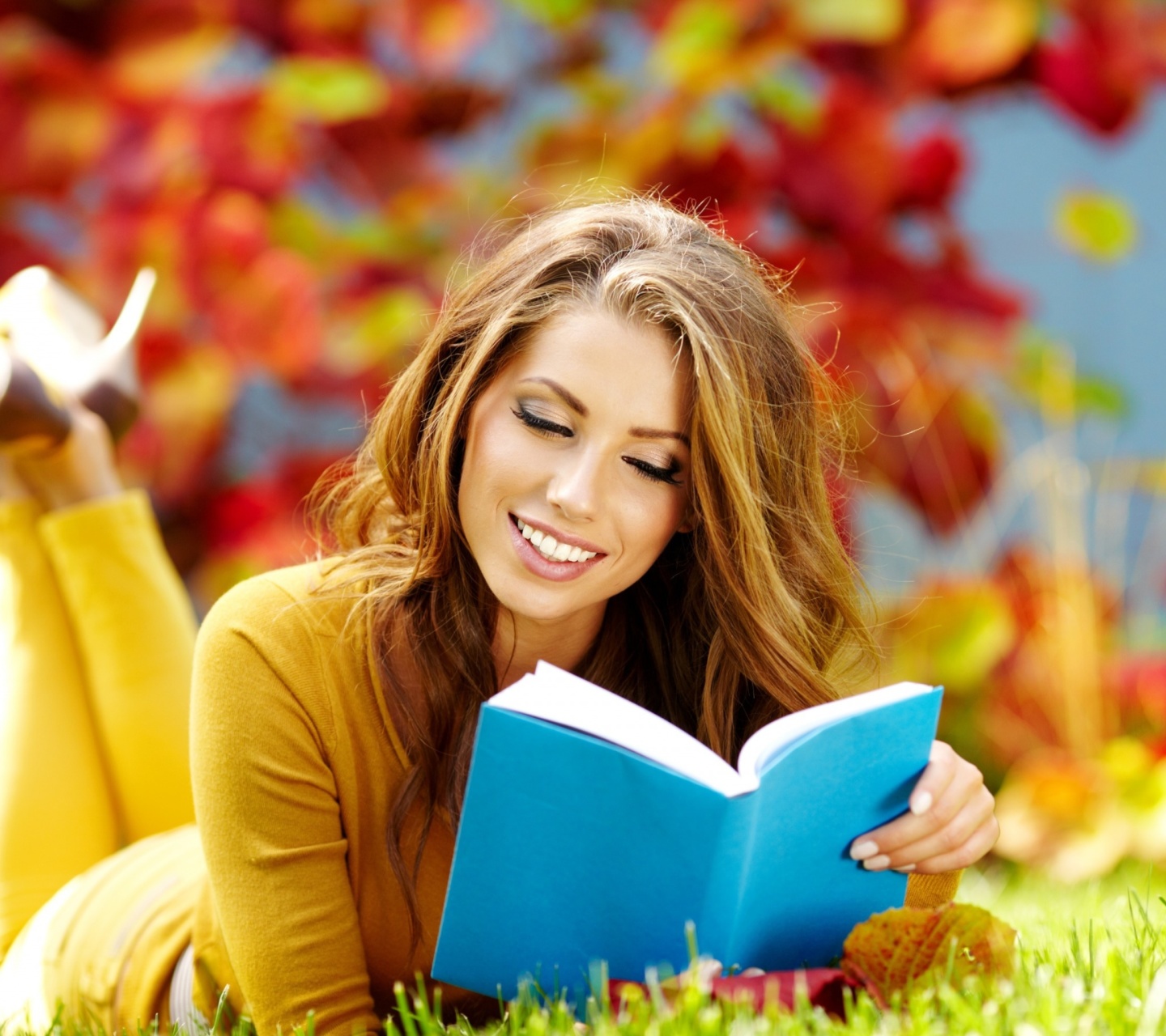 Das Girl Reading Book in Autumn Park Wallpaper 1440x1280