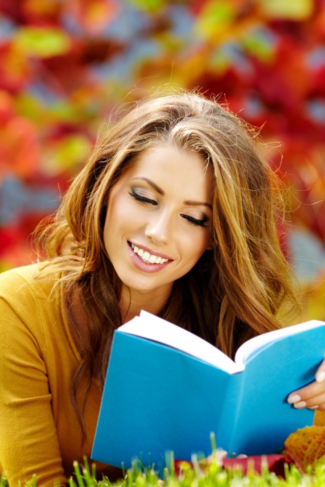 Das Girl Reading Book in Autumn Park Wallpaper 640x960