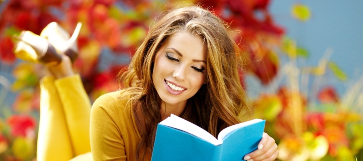 Fondo de pantalla Girl Reading Book in Autumn Park 720x320
