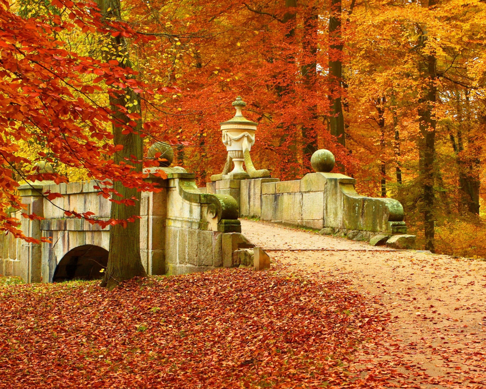 Das Autumn in Peterhof Wallpaper 1600x1280