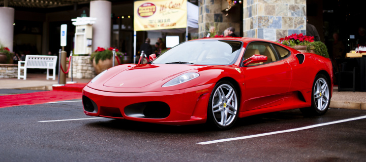 Обои Ferrari F430 in City 720x320