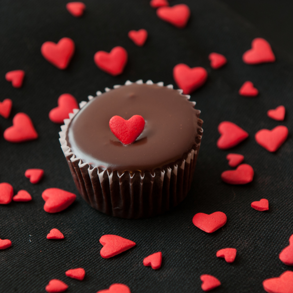 Fondo de pantalla Chocolate Cupcake With Red Heart 1024x1024