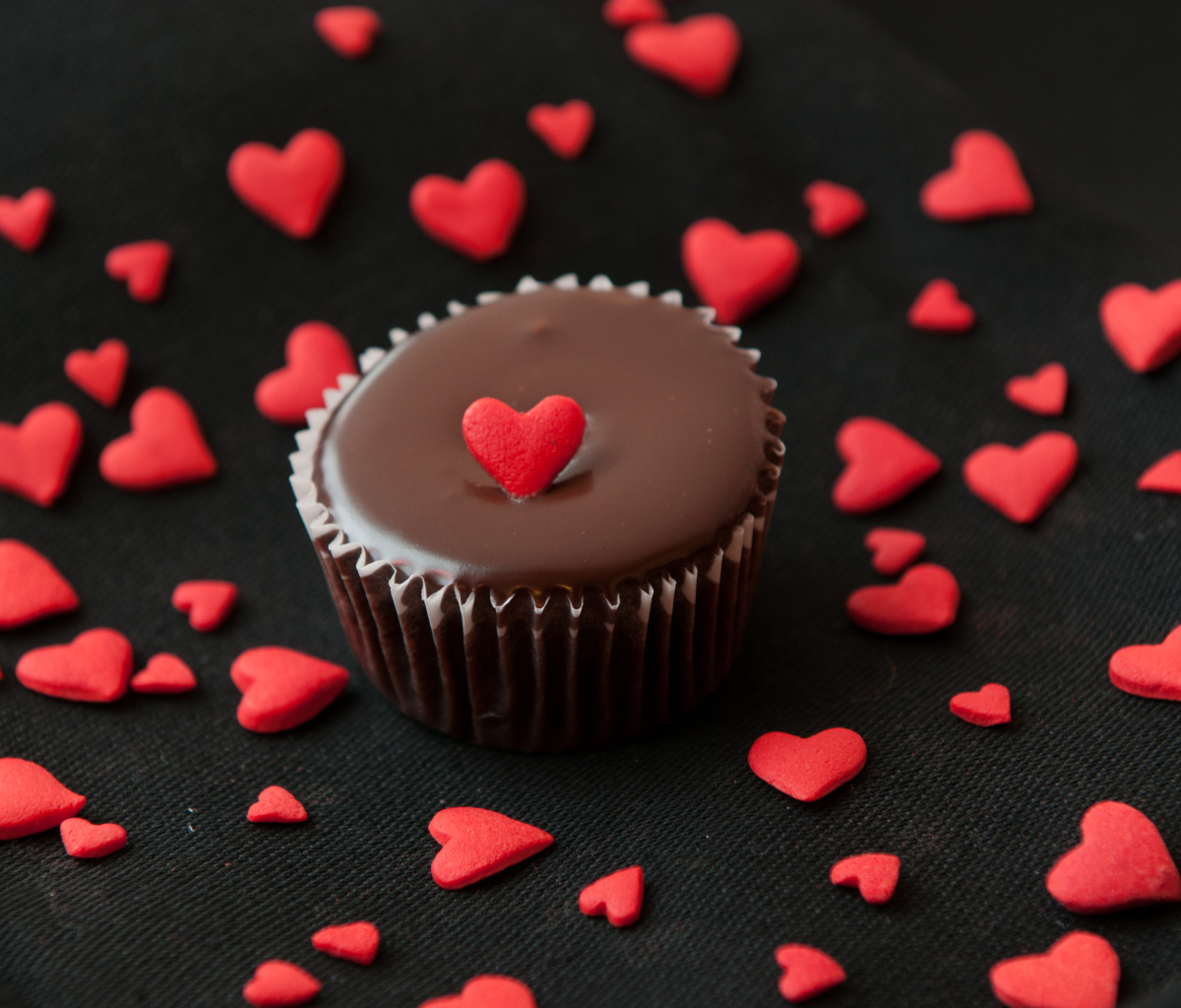 Sfondi Chocolate Cupcake With Red Heart 1200x1024
