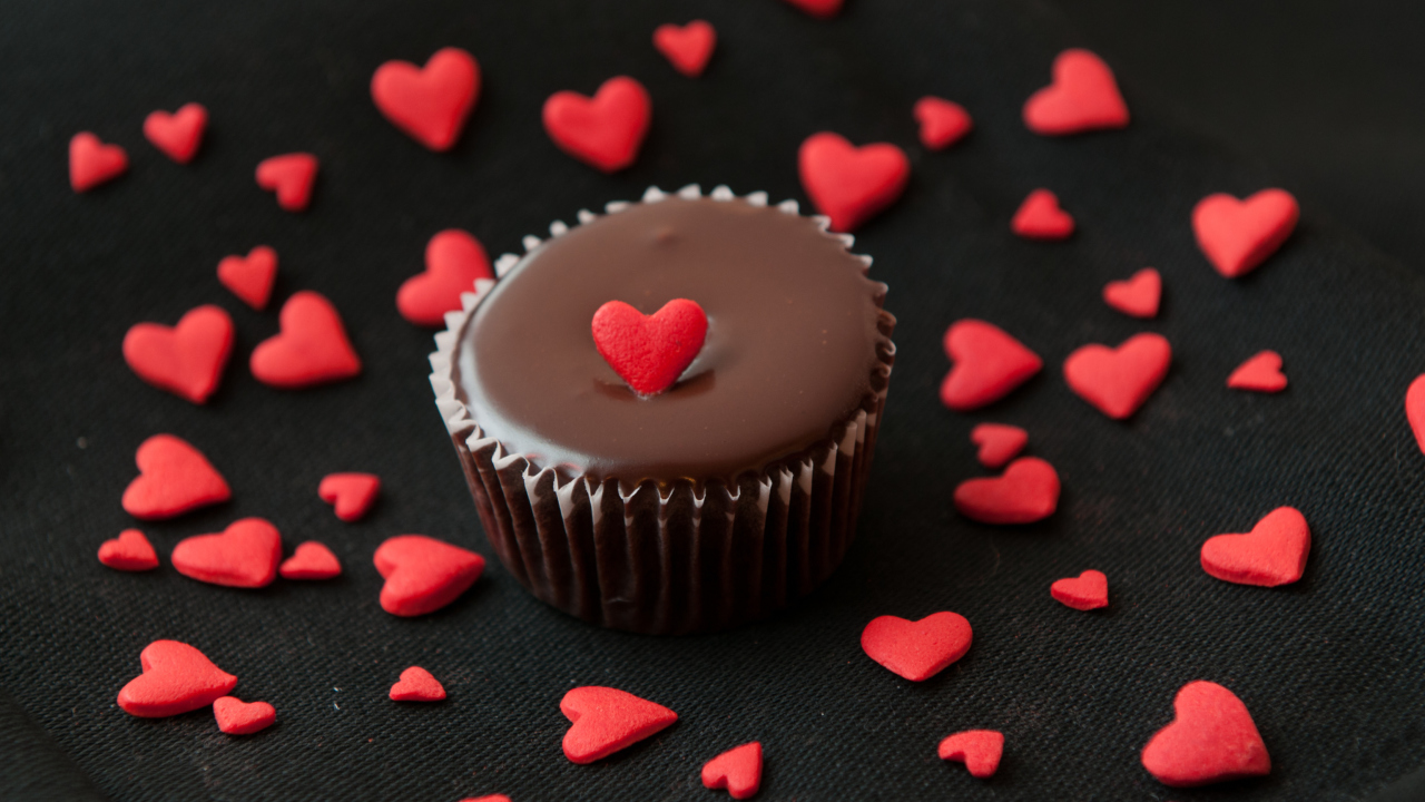 Das Chocolate Cupcake With Red Heart Wallpaper 1280x720