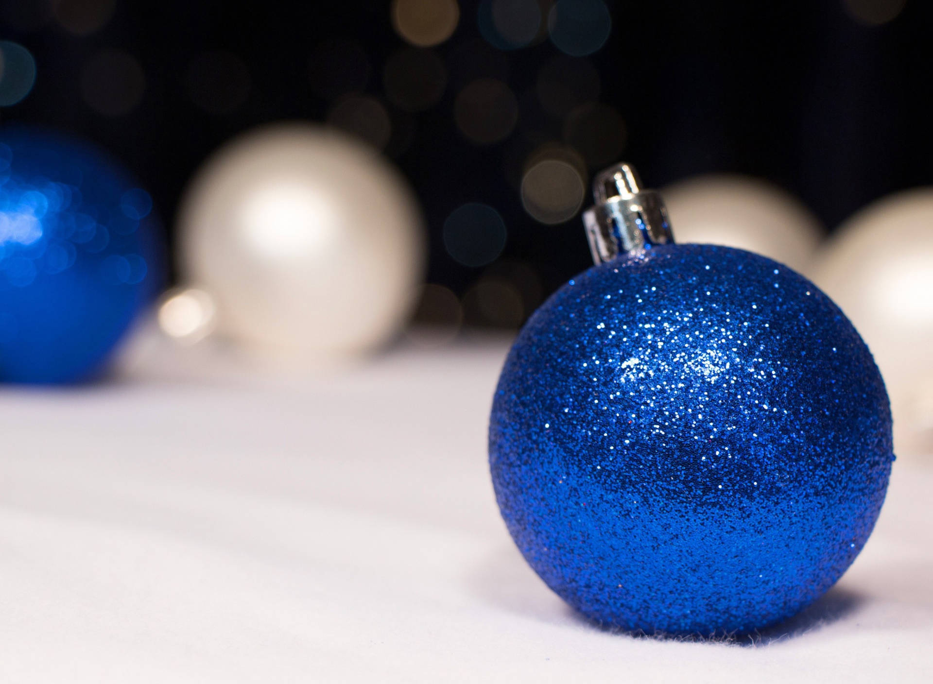 Обои Blue Sparkly Ornament 1920x1408