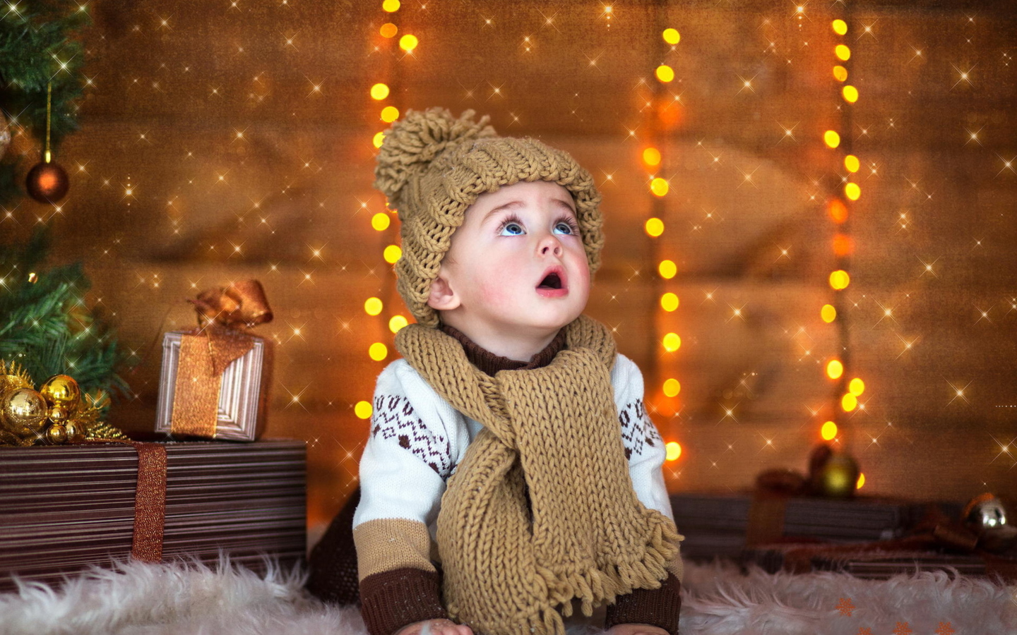 Cute Baby In Hat And Scarf screenshot #1 1440x900